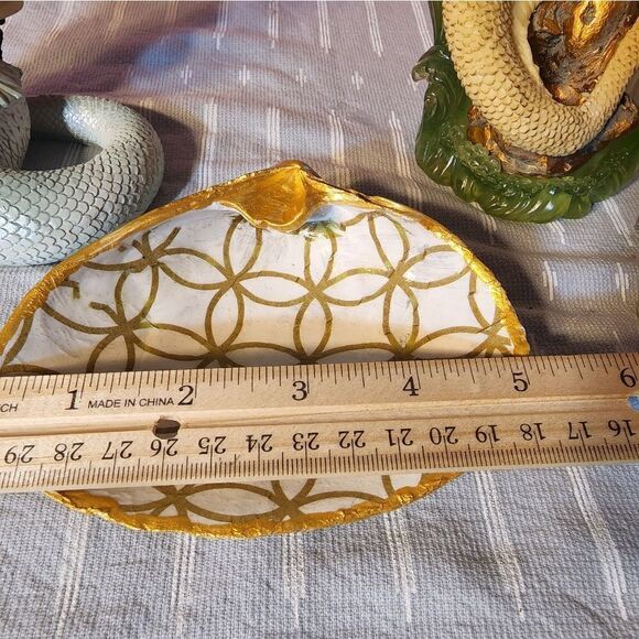 DECOUPAGE  ARE THE THEY? CIRCLES? 4 LEAF CLOVER, WEDDING RING ON A CLAM SHELL - Picture 5 of 7